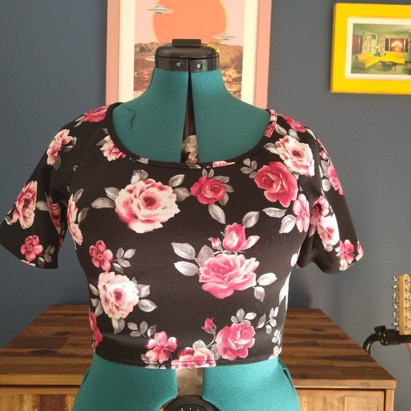 Forever 21 Tops - Stretch Floral Print Crop Top with powerful Rockabilly Rollergirl vibes